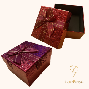 Kuti paketimi në formë katrore. Përmasat: 13 x 13 x 8 cm